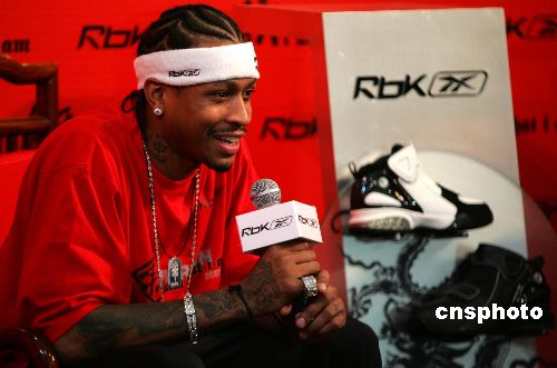 欧文突破助攻制胜球（欧文强突妙传造绝杀）