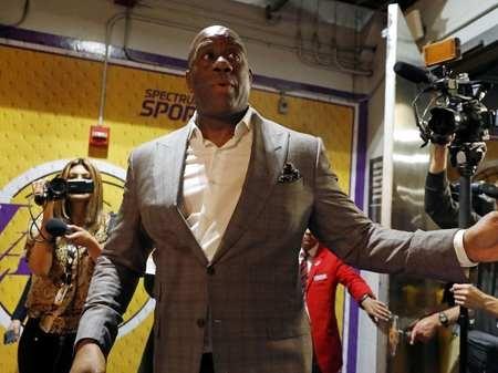 不给老队友面子！徐杰单打直接顶飞黄荣奇轻松上空篮（对前队友不留情：徐杰单挑黄荣奇，强硬顶开后轻松上空篮）