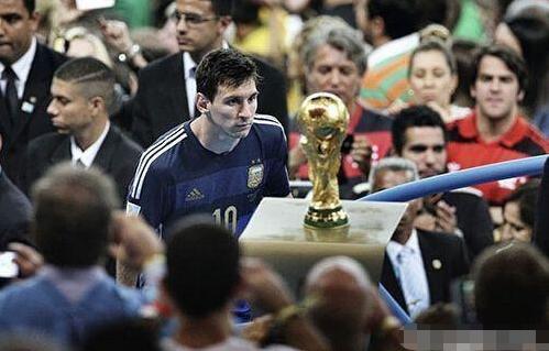 禁区爆射破门，39岁胡尔克达成生涯500球里程碑（39岁胡尔克禁区重炮得分，职业生涯进球数突破500大关）